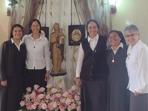 Hna. Angélica con las Junioras